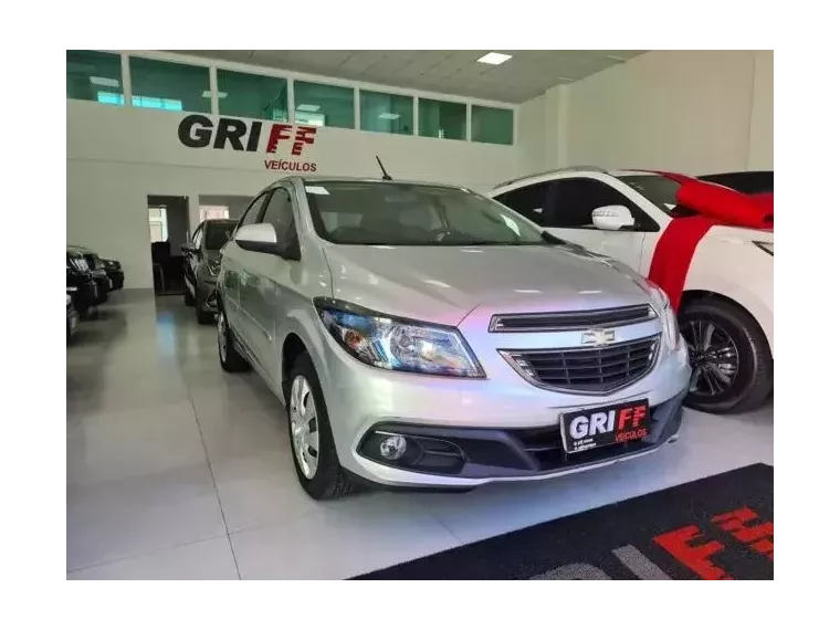 Chevrolet Onix Prata 4