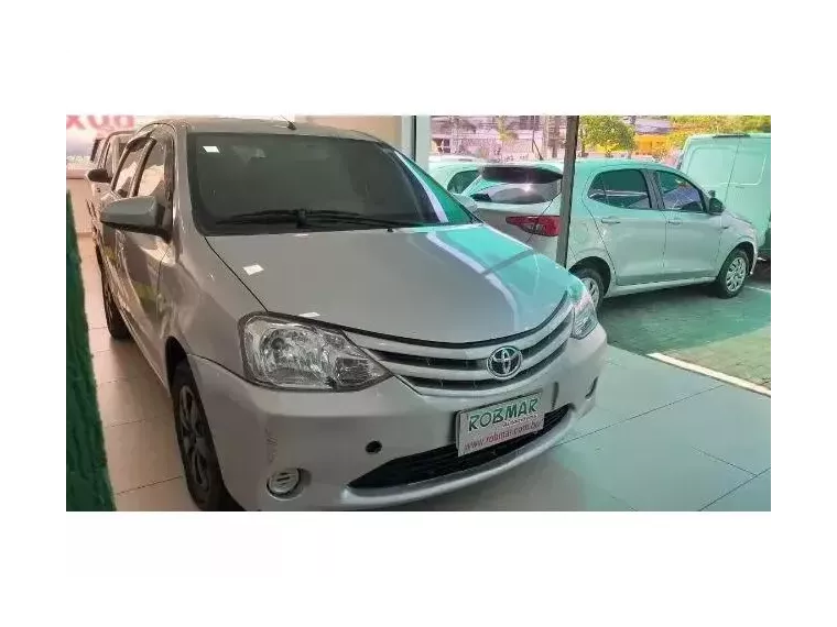 Toyota Etios Prata 5