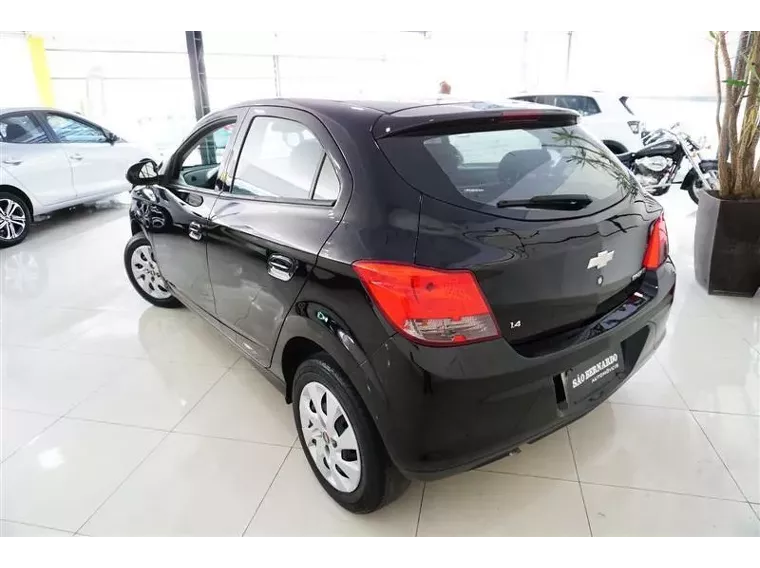 Chevrolet Onix Preto 2