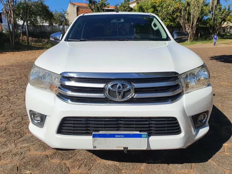 Toyota Hilux Branco 9