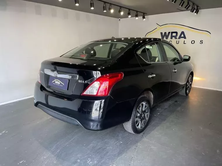 Nissan Versa Preto 17