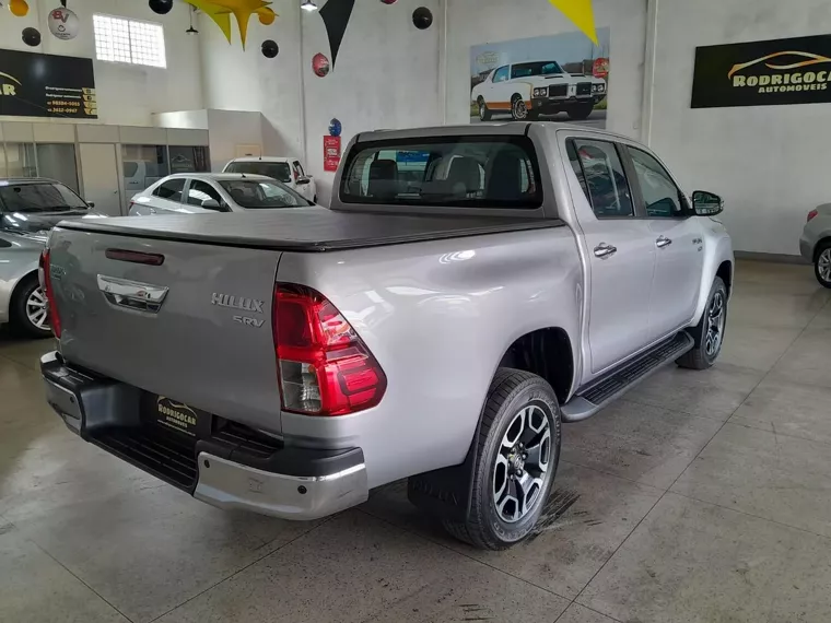 Toyota Hilux Prata 4