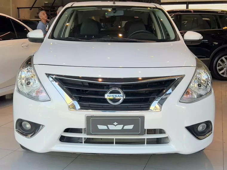 Nissan Versa Branco 4