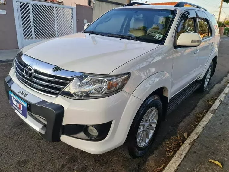 Toyota Hilux SW4 Branco 19