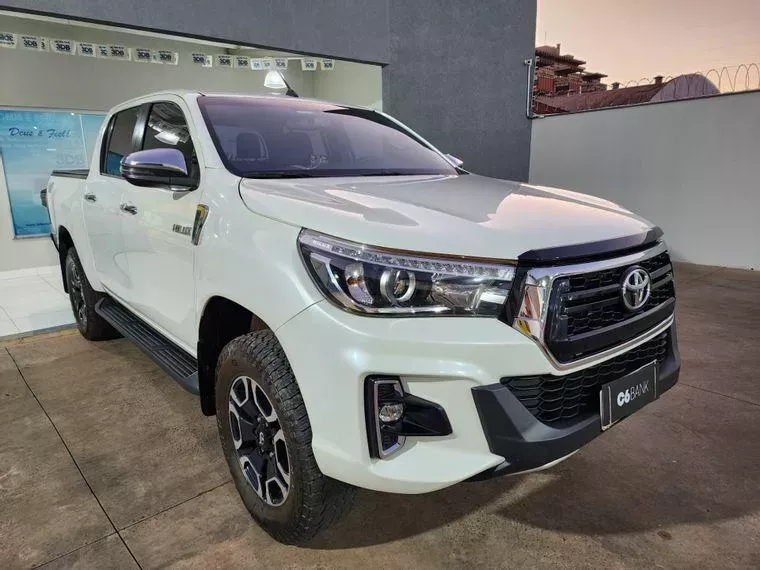 Toyota Hilux Branco 10