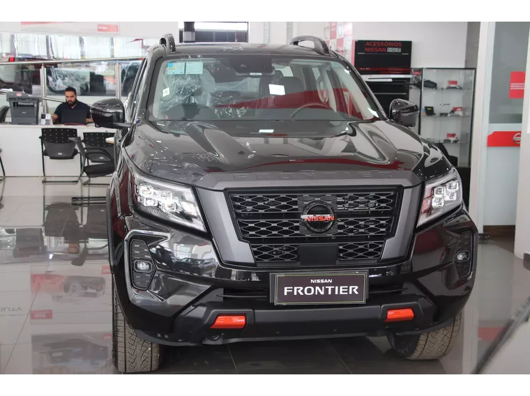 Nissan Frontier Preto 1