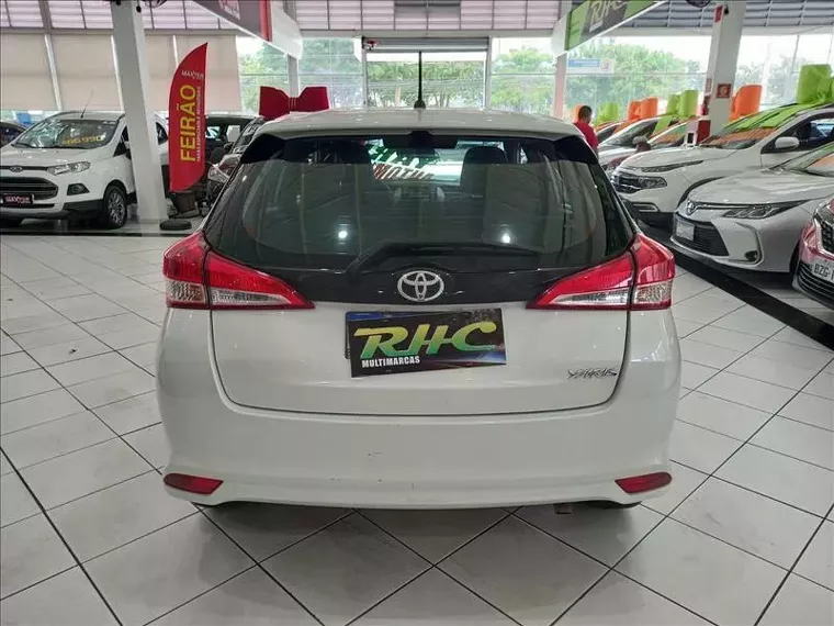 Toyota Yaris Branco 2