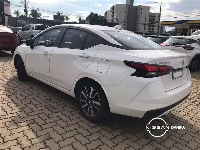 Nissan Versa Branco 8