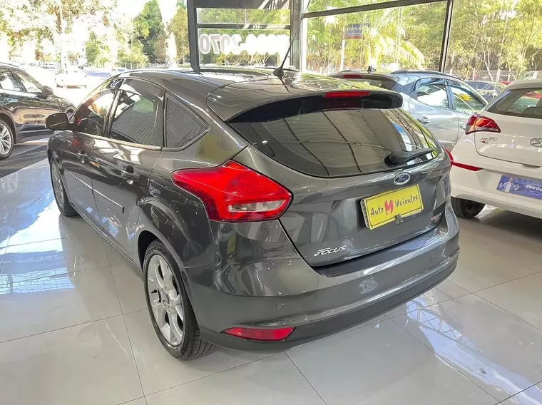 Ford Focus Cinza 15