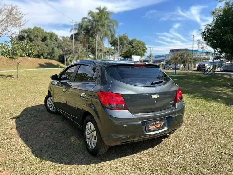 Chevrolet Onix Cinza 6