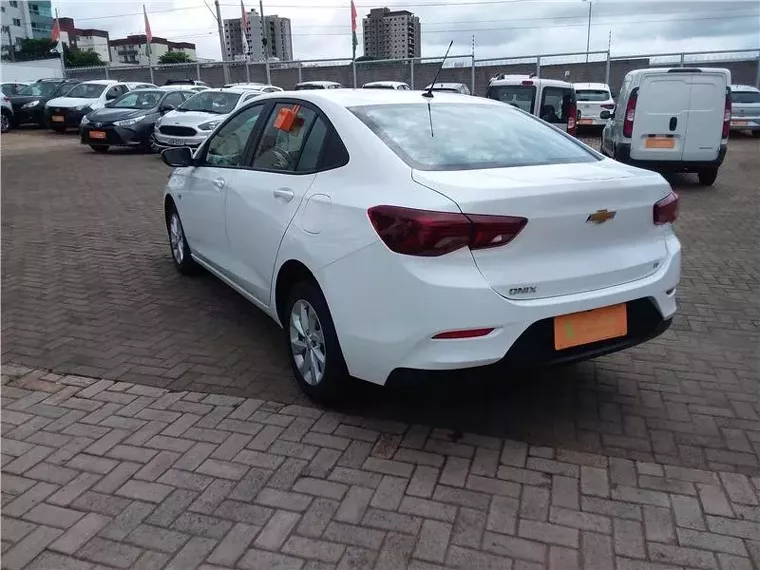 Chevrolet Onix Branco 9