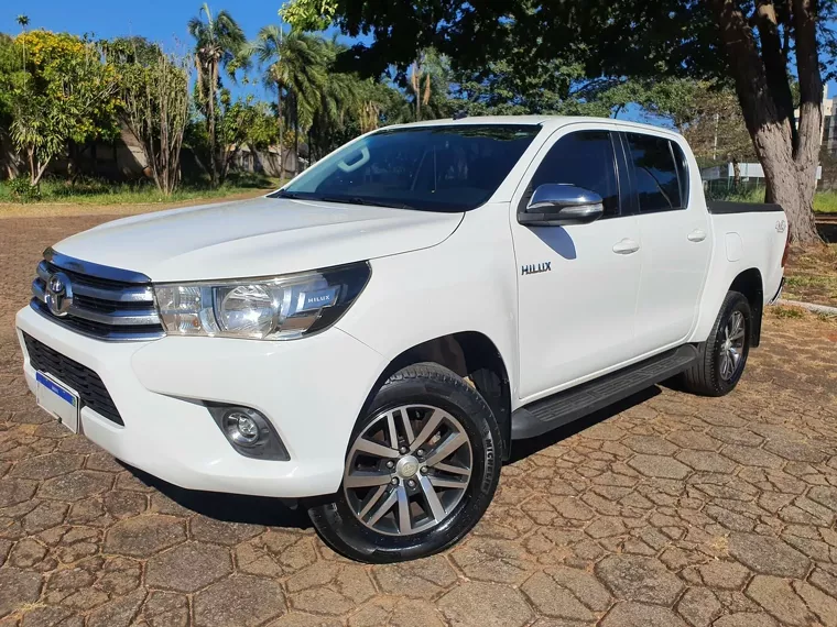 Toyota Hilux Branco 4