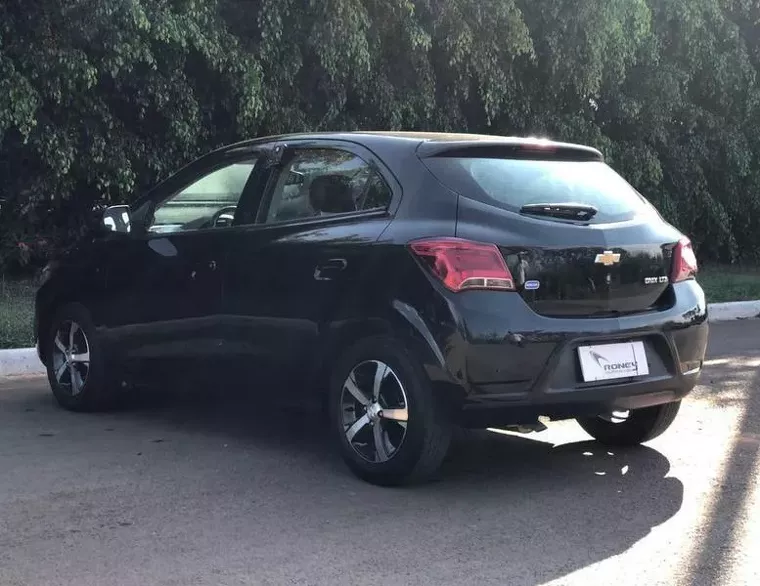 Chevrolet Onix Preto 12