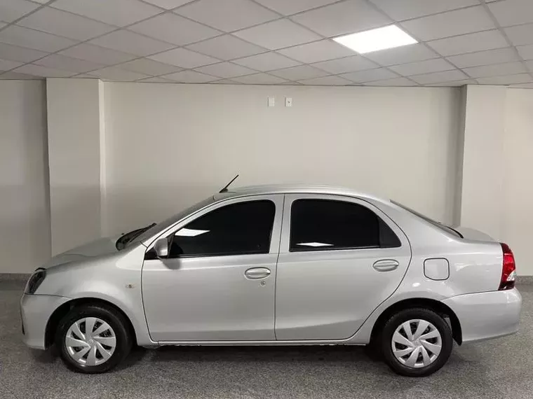 Toyota Etios Prata 4