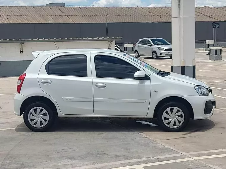 Toyota Etios Branco 19