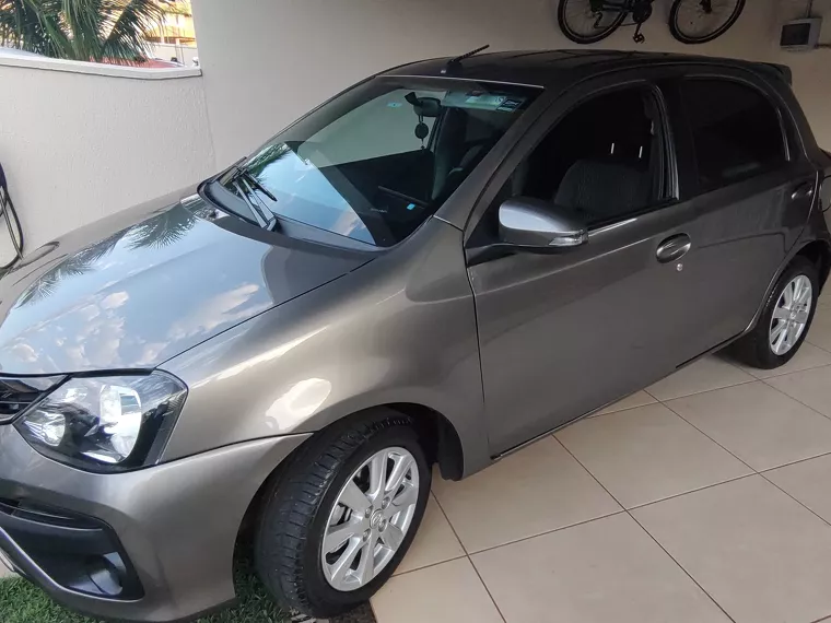 Toyota Etios Cinza 2