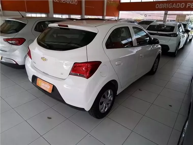 Chevrolet Onix Branco 5