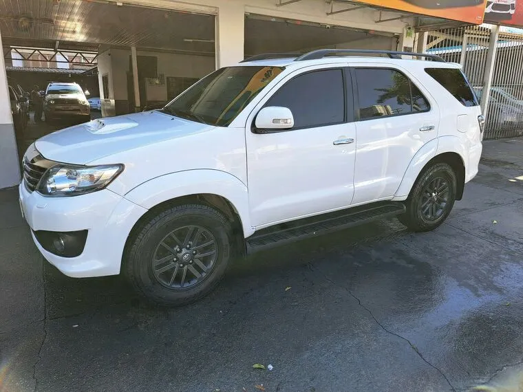 Toyota Hilux SW4 Branco 37