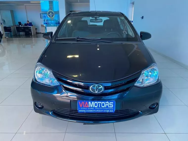 Toyota Etios Preto 3