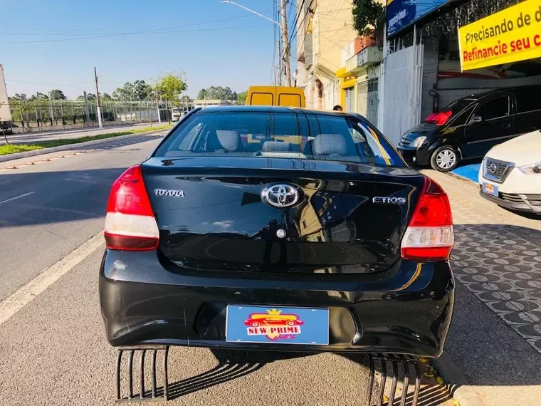 Toyota Etios Preto 6