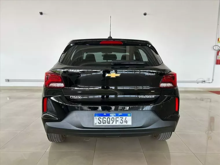 Chevrolet Onix Preto 15