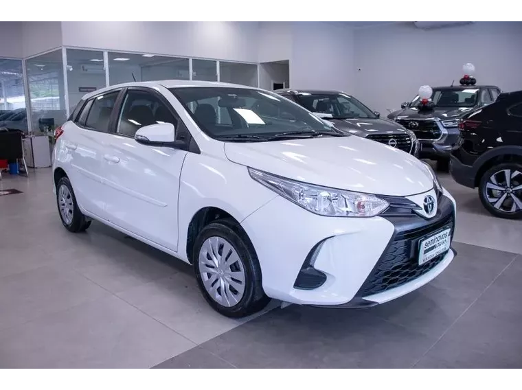 Toyota Yaris Branco 2