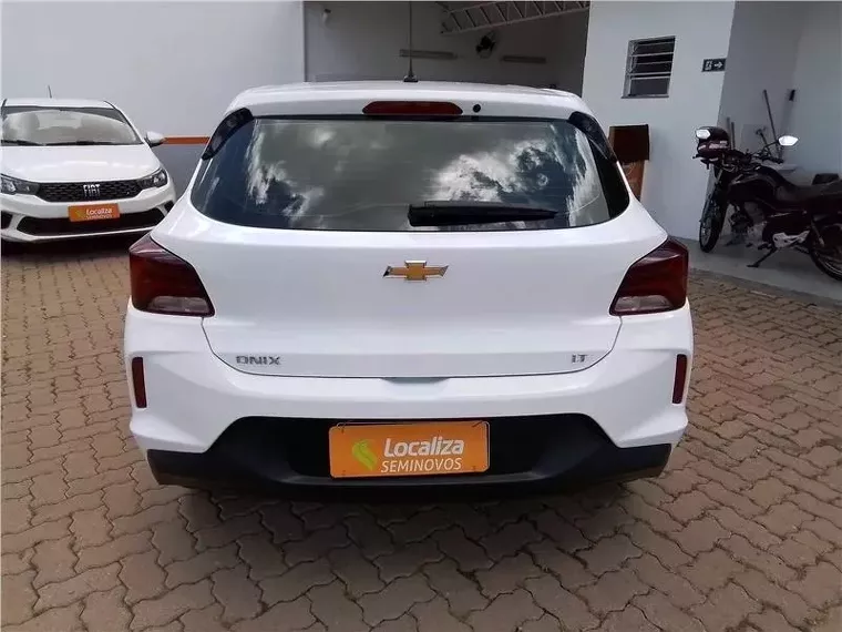 Chevrolet Onix Branco 9