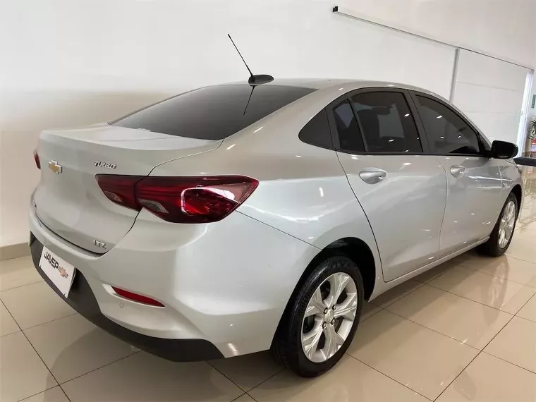 Chevrolet Onix Prata 13