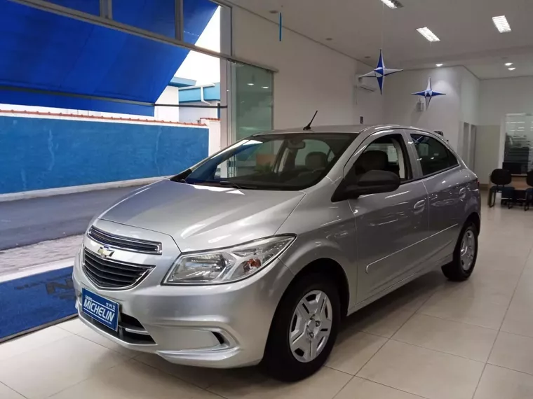 Chevrolet Onix Prata 5