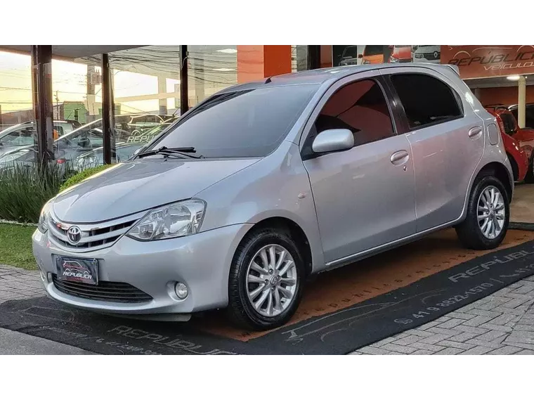 Toyota Etios Prata 11