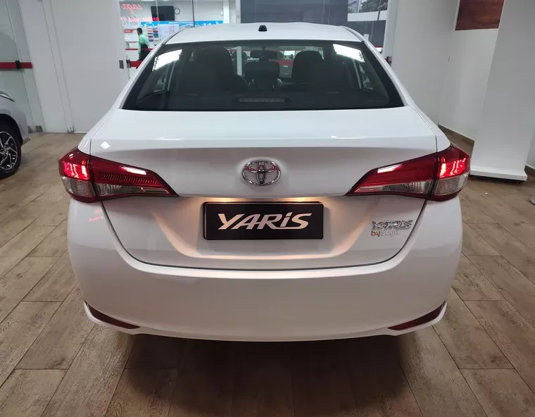 Toyota Yaris Branco 5