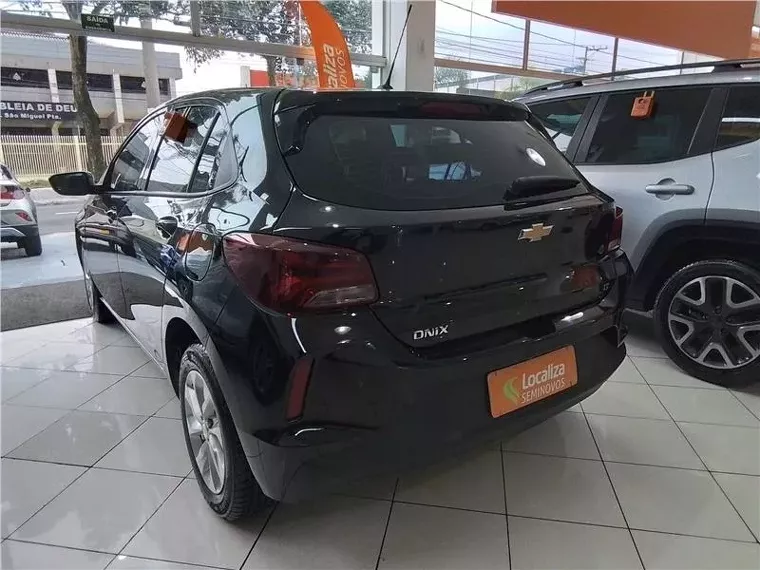 Chevrolet Onix Preto 1