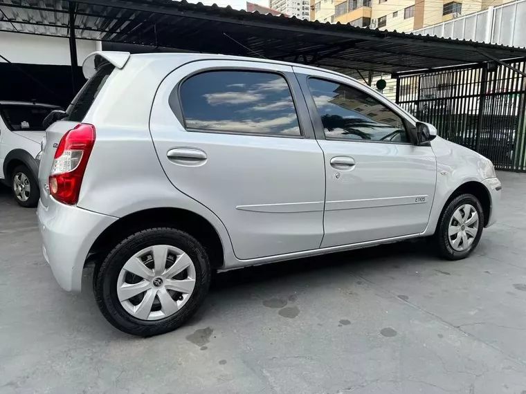 Toyota Etios Prata 5