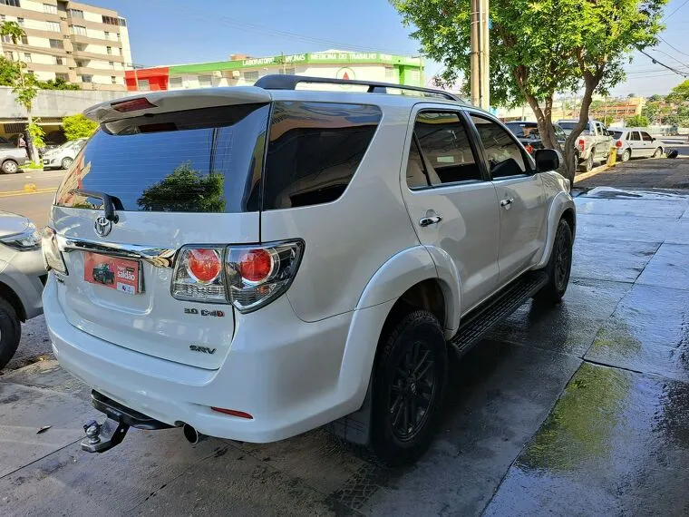 Toyota Hilux SW4 Branco 51