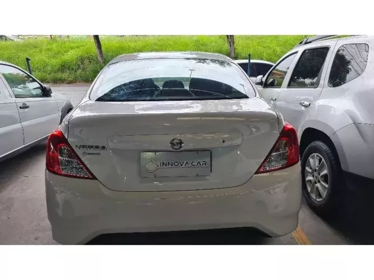 Nissan Versa Branco 3