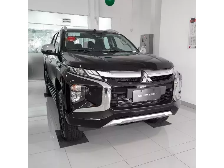 Mitsubishi L200 Triton Preto 7