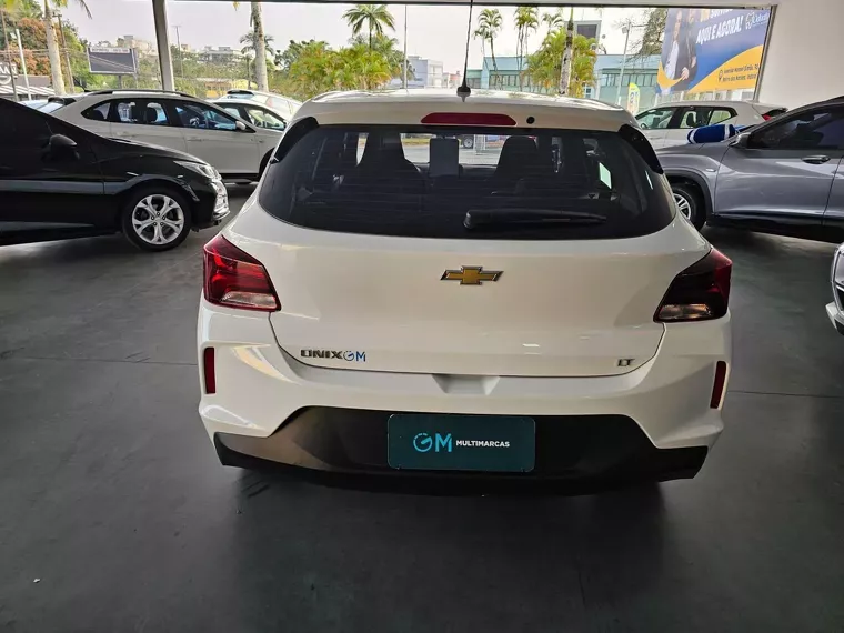 Chevrolet Onix Branco 9