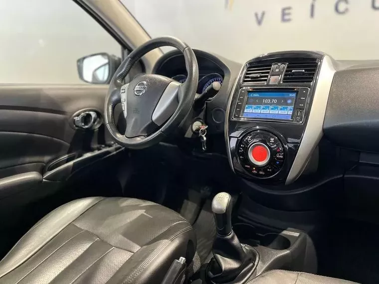 Nissan Versa Preto 8