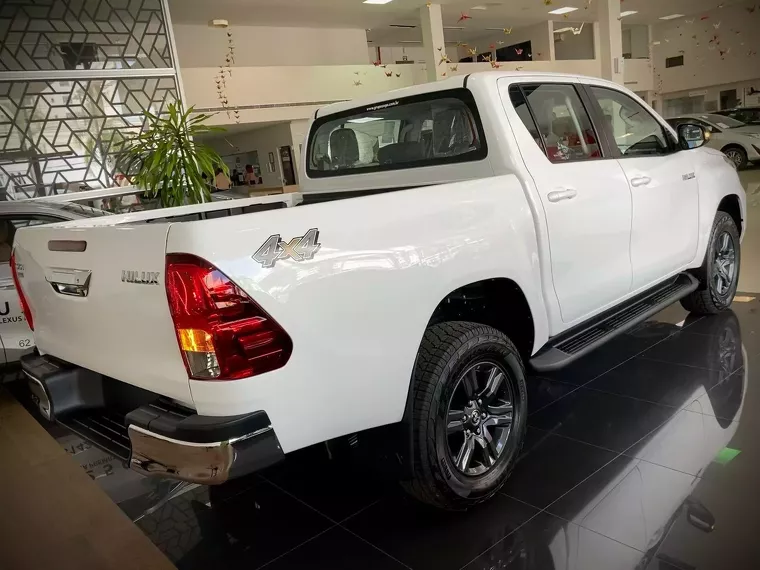 Toyota Hilux Branco 11