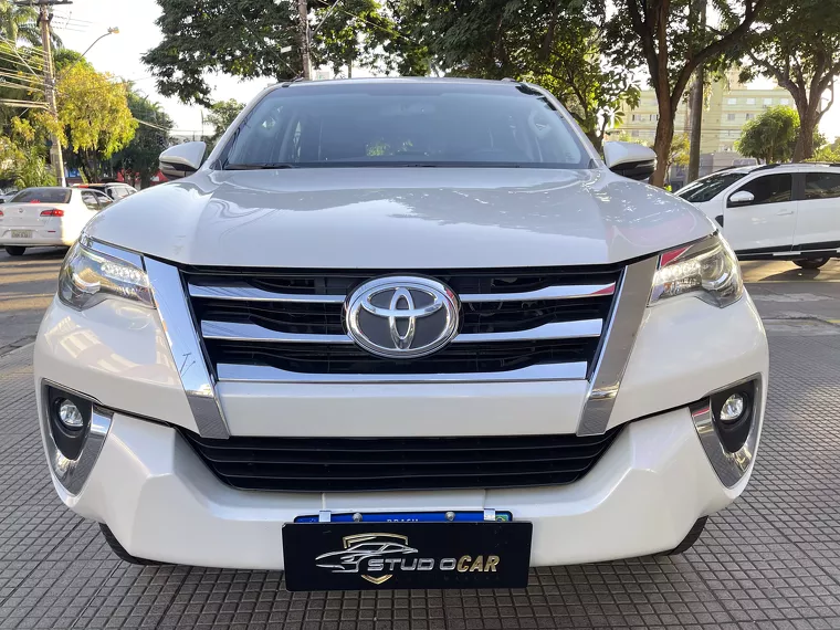 Toyota Hilux SW4 Branco 48