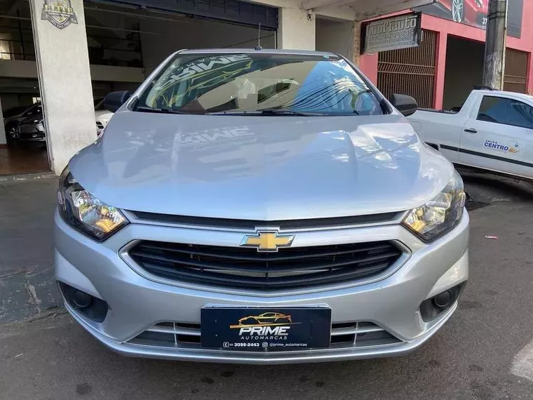 Chevrolet Onix Prata 1