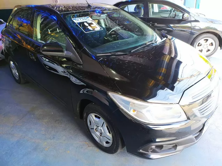 Chevrolet Onix Preto 2