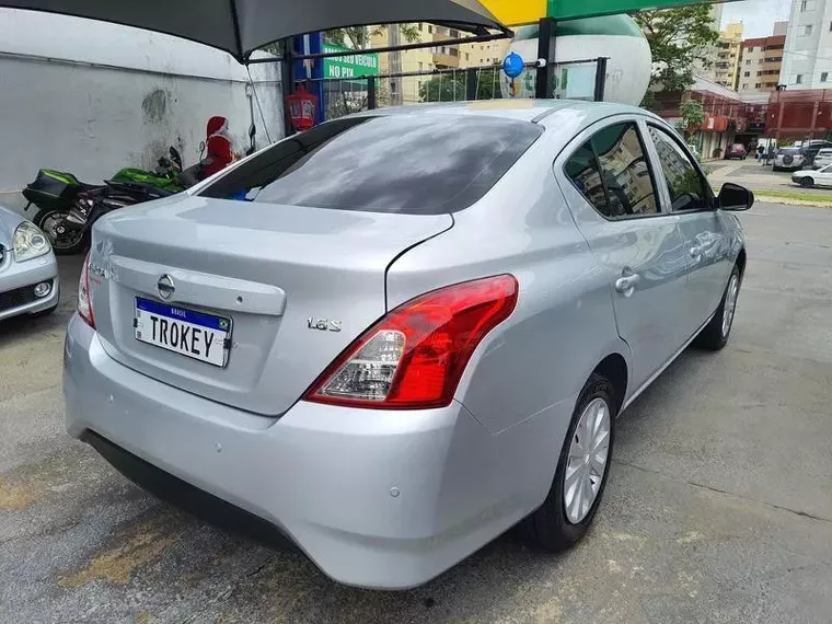 Nissan Versa Prata 13