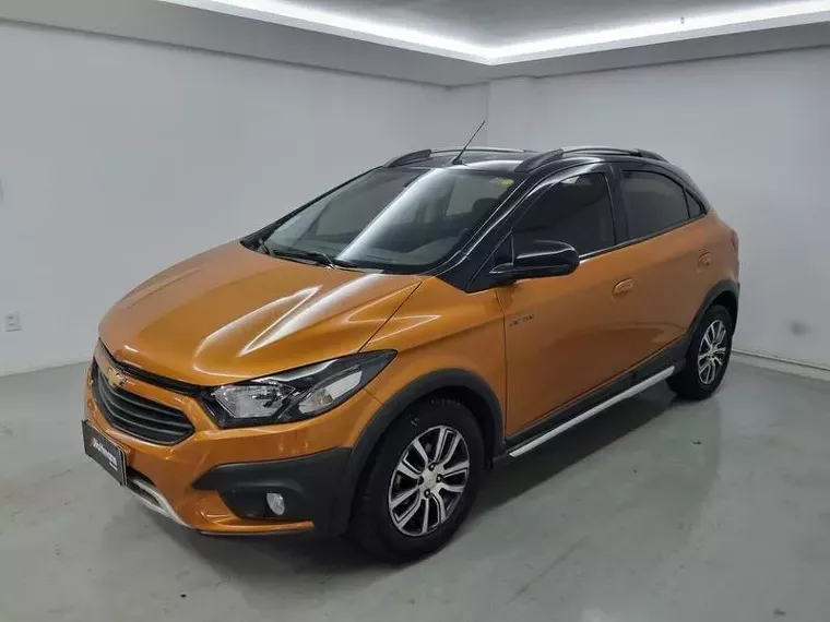 Chevrolet Onix Laranja 6