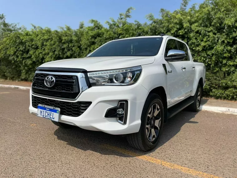 Toyota Hilux Branco 14