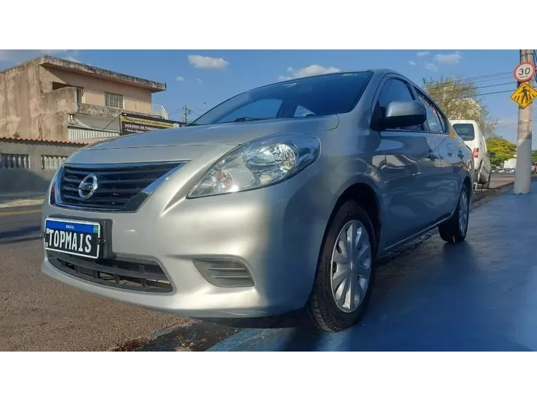 Nissan Versa Prata 6