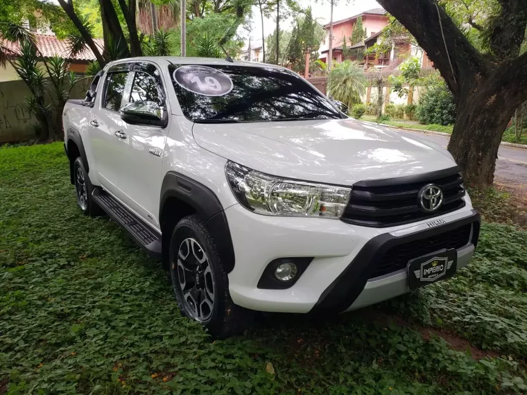 Toyota Hilux Branco 3