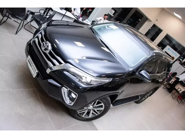 Toyota Hilux SW4 Preto 13