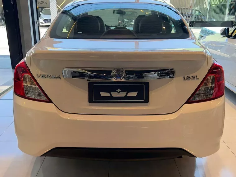 Nissan Versa Branco 9