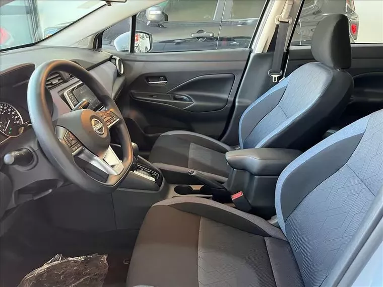 Nissan Versa Cinza 10